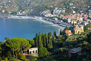 ... auf dem Weg nach Monterosso und der Blick zurück nach Levanto ...