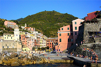 ... vom Boot aus genießen wir den Blick auf Vernazza ...