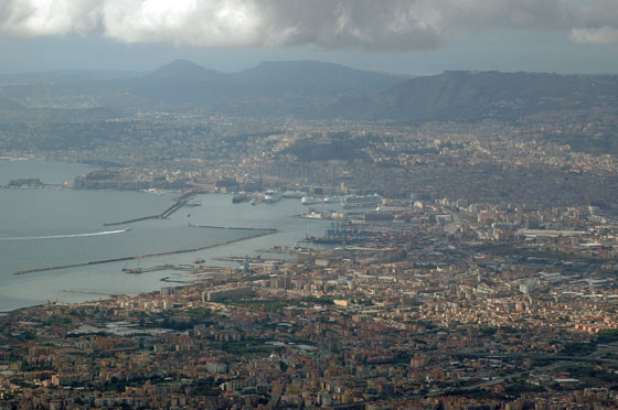 ... der Blick vom Vesuv runter nach Neapel ...