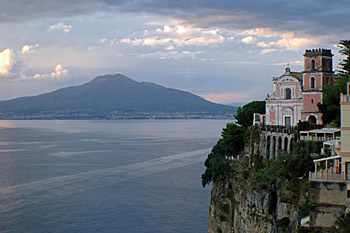 ... Vico Equence und der Vesuv im Hintergrund ...