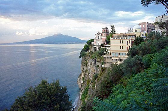 ... Vico Equence und der Vesuv im Hintergrund ...