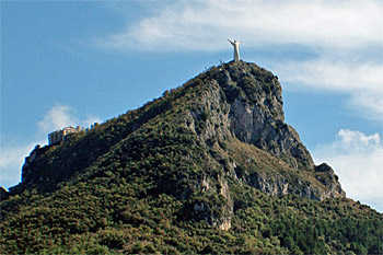 ... die Christusstatue von Maratea oben am Berg ...