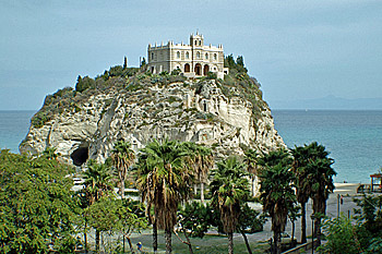 ... die Wallfahrtskirche Santa Maria dell’Isola ...