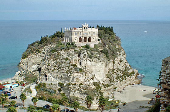 ... die Wallfahrtskirche Santa Maria dell’Isola ...