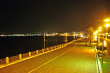 ... die Promenade von Reggio di Calabria bei Nacht ...