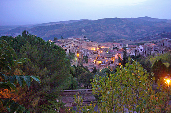 ... der herrliche Ort Stilo am Abend ...