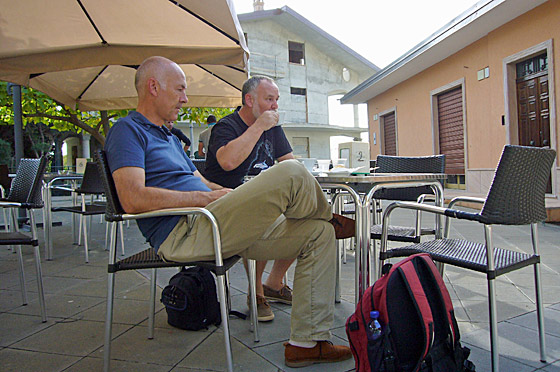 ... Breakfast war nicht und so genießen wir unser Frühstück in der Bar vor der Kirche ...
