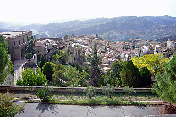 ... das Bergdorf Stilo ...