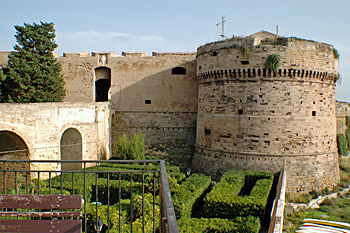 ... Castello Aragonese im Ort Taranto ...