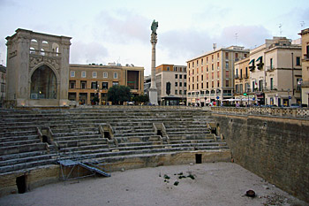 ... römisches Amphitheater in Lecce ...