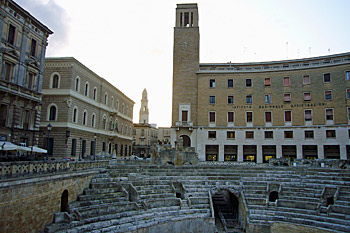 ... römisches Amphitheater in Lecce ...