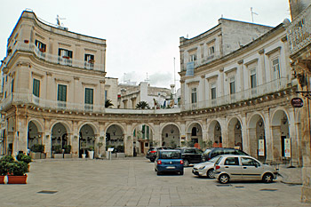 ... Piazza Maria Immacolata mit Arkadengängen in Martina Franca ...