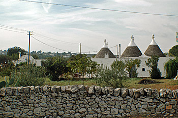 ... Häuser im typischen Trulli-Stil ...