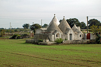 ... Häuser im typischen Trulli-Stil ...
