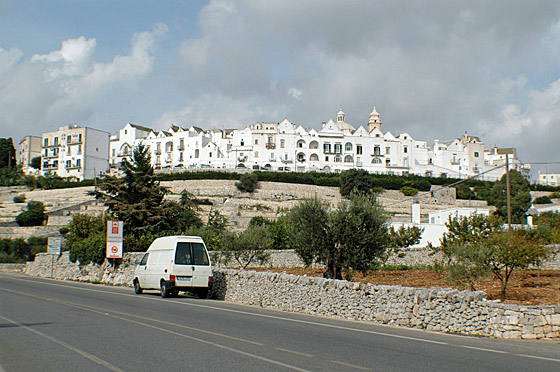 ... der Ort Locorotondo liegt oben auf dem Berg ...