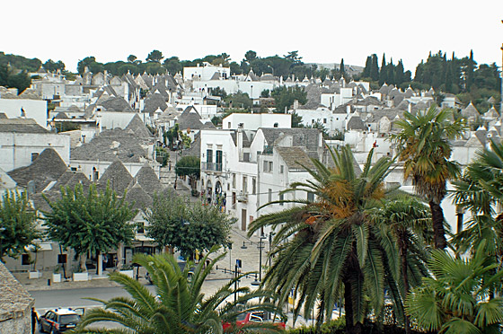 ... ein ganzes Dorf im typischen Trulli-Stil ...