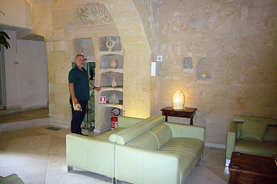 ... fantastisch - alle Räumlichkeiten des Hotels wurden in den Fels geschlagen ...