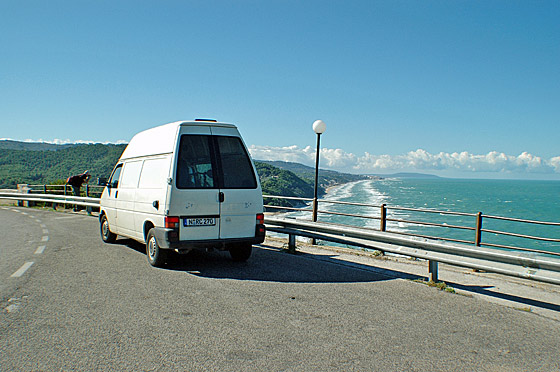 ... wir fahren entlang der Küste ...