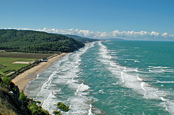 ... wir fahren entlang der Küste ...