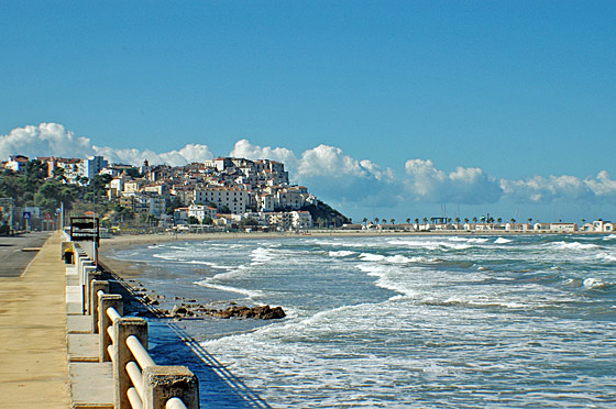 ... wir kommen in den Ort Rodi Garganico ...