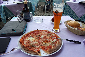 ... die Pizza am alten Hafen in Malcesine ...