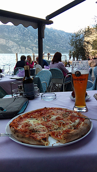 ... Pizza essen am Alten Hafen ...