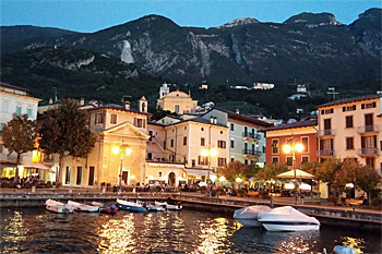 ... herrlichen Abendstimmung im Hafen von Malcesine ...