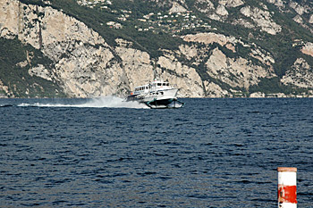 ... das Tragflächen-Boot kommt ...