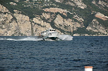 ... das Tragflächen-Boot kommt ...