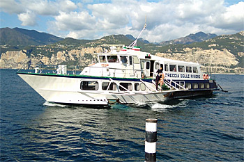 ... das Schnellboot ist da ...