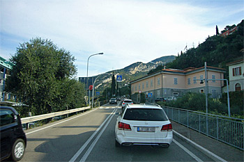 ... ab Torbole ging es auch schon los mit dem Stau ...