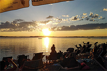 ... die Sonne geht unter im Strandbad Übersee ...