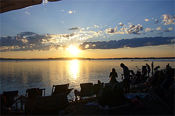 ... die Sonne geht unter im Strandbad Übersee ...