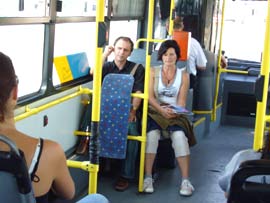 ... im Bus auf der Fahrt vom Flughafen Richtung Athen ...