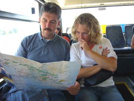 ... im Bus auf der Fahrt vom Flughafen Richtung Athen ...