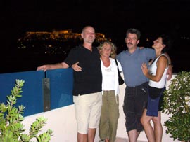 ... die Dachterasse vom Hotel Arion mit super Blick auf die Akropolis ...