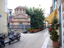 ... die Straße vor dem Hotel ...