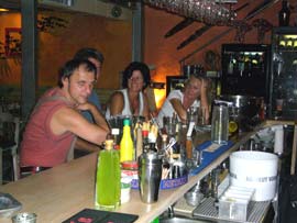 ... in einer klein Bar ...
