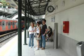 ... wir fahren mit der U-Bahn zum Hafen von Athen ...