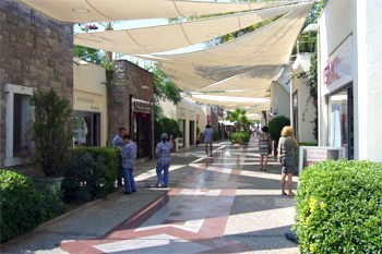 ... Shopping-Passage im Yachthafen ...