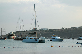 ... schöne große Yachten auf Mooring vor dem Strand von Bodrum ...