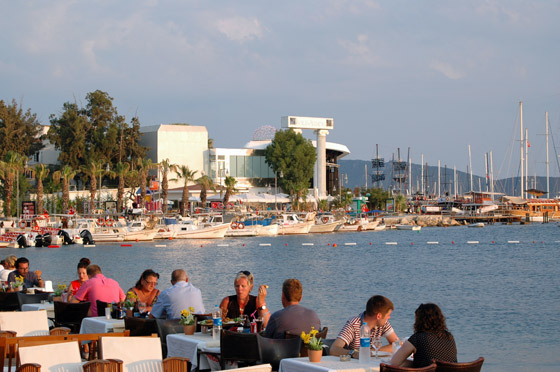 ... eine der Diskotheken - im Hintergrund ...