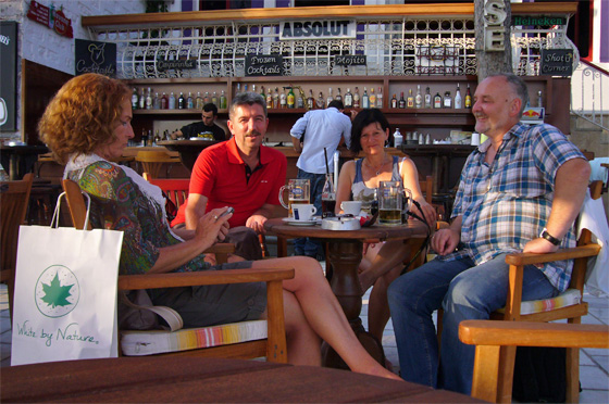 ... in einer Bar am Strand - da geht es uns sehr gut ...