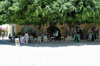 ... Siesta unter einem großen Baum ...