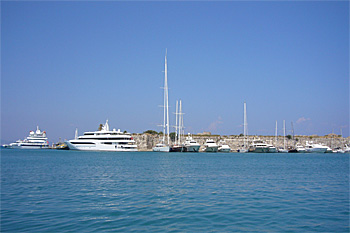 ... und ein paar Super-Yachten gehören natürlich auch dazu ...