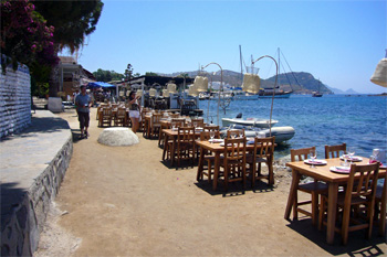 ... man sitzt direkt am Wasser ...