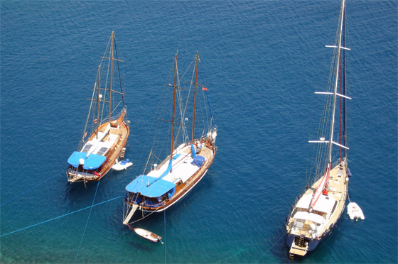 ... die Yachten liegen in der Bucht von Gemüslük ...