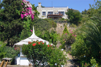 ... der Blick in einen wunderschönen Hotelgarten ...