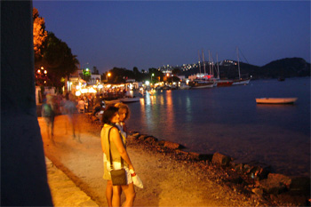 ... auch am Abend fasziniert der Fischerort Gemüslük ...