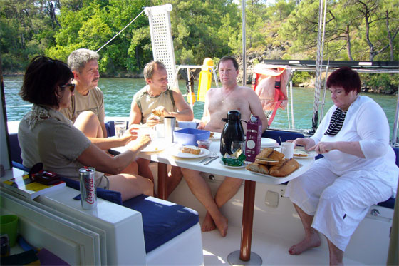 ... Frühstück in der Bucht von Cati Koyu ...